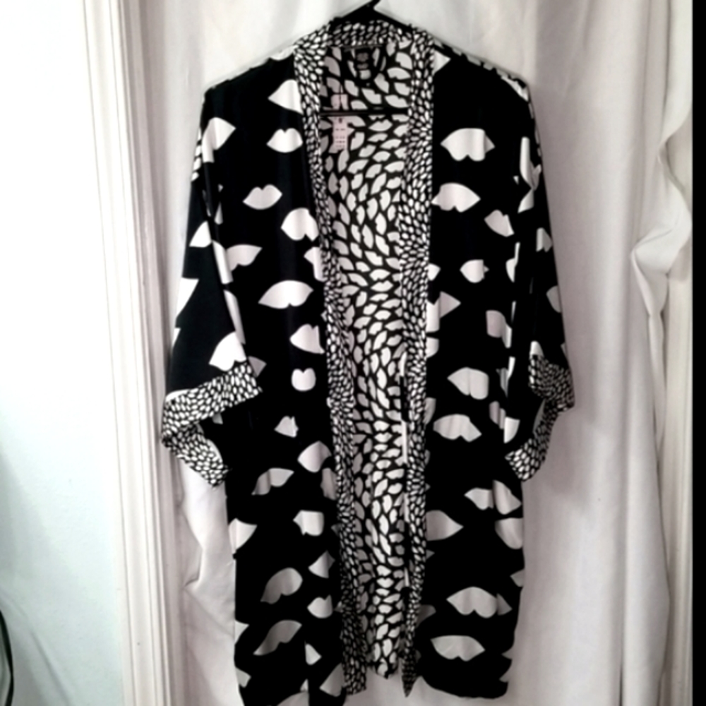 NEW! Victoria's Secret Short Kimono Robe Black White Lip Print M/L MSRP$55